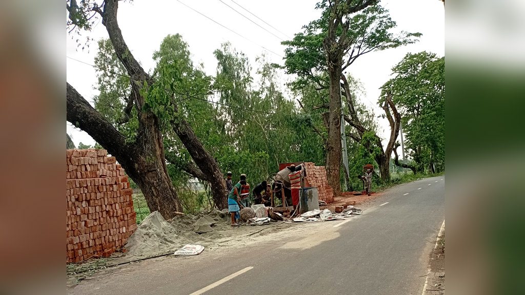 সড়কে নির্মাণসামগ্রী, দুর্ভোগ