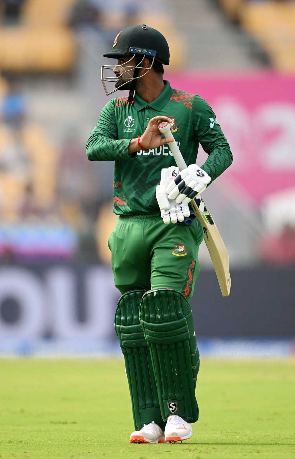 আন্তর্জাতিক ক্রিকেটে প্রথম খেলোয়াড় হিসেবে জন্মদিনে ‘গোল্ডেন ডাক’ মেরেছেন লিটন দাস। এমন অনাকাঙ্ক্ষিত রেকর্ড করে যখন ড্রেসিংরুমে ফিরছেন তখন পেছন ফিরে আরেকবার যেন উইকেটকে দেখছেন বাংলাদেশি ব্যাটার। ছবি: এএফপি