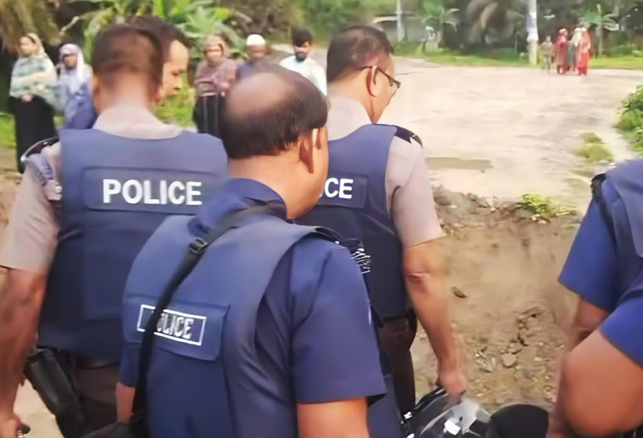 জঙ্গল সলিমপুর: বুলডোজার দিয়ে র‍্যাব ক্যাম্পের দেয়াল গুঁড়িয়ে দিল সন্ত্রাসীরা, এস্কেভেটর দিয়ে খুঁড়ল রাস্তা
