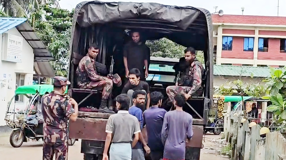 পালিয়ে বাংলাদেশে প্রবেশের সময় রোহিঙ্গাবাহী নৌকাডুবি, নিখোঁজ ১৩