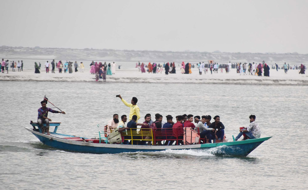 রাজশাহীর পদ্মা নদীতে নৌকায় ঘুরে ঈদের সময় কাটাচ্ছেন দর্শনার্থীরা। পদ্মার পাড়, রাজশাহী, ২৪ এপ্রিল ২০২৩। ছবি: মিলন শেখ