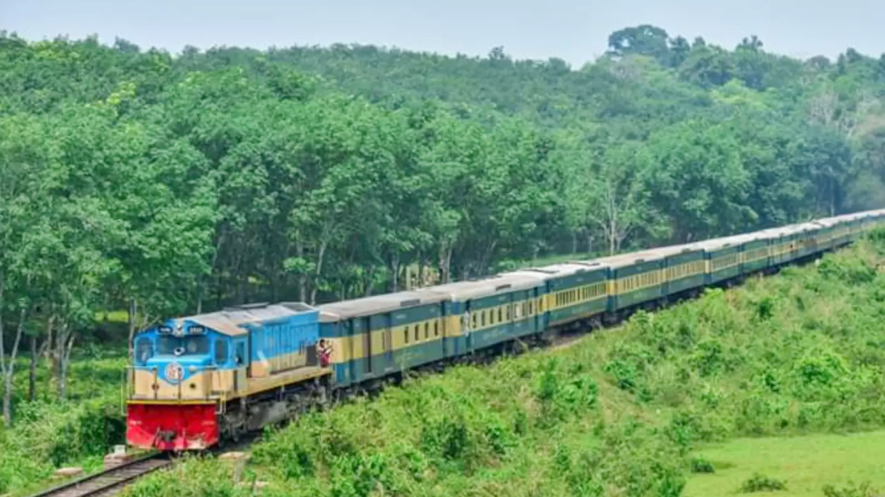 ৯০০ যাত্রীকে এক ঘণ্টা বসিয়ে রেখে ইঞ্জিন গেল আরেক ট্রেন উদ্ধারে