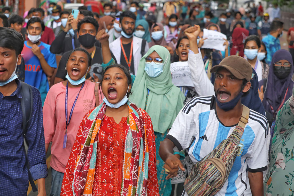 ঢাকায় বিক্ষোভকারীদের দাঁড়াতে দেয়নি পুলিশ, লাঠিপেটা, আটক ২৬