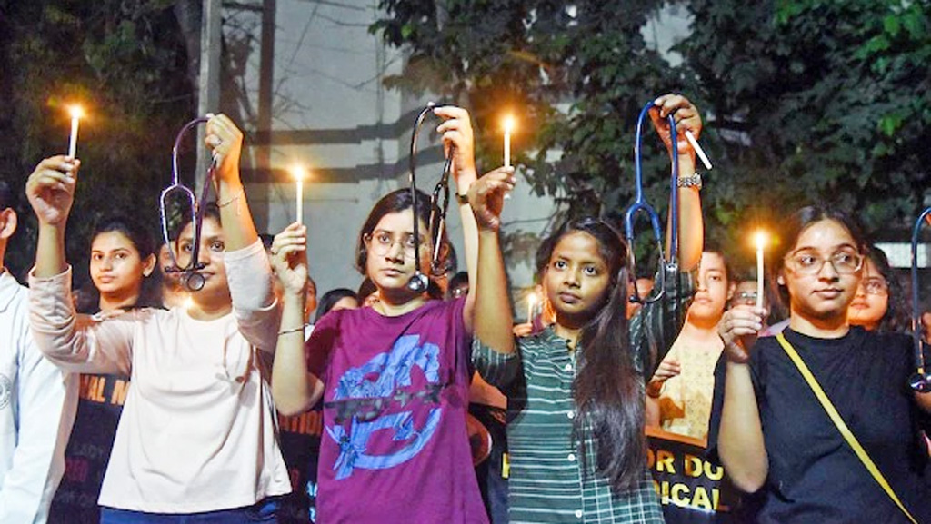 চিকিৎসক ধর্ষণ-হত্যা: পশ্চিমবঙ্গ ও কেন্দ্র সরকারকে রাজনীতি না করতে সুপ্রিম কোর্টের পরামর্শ 