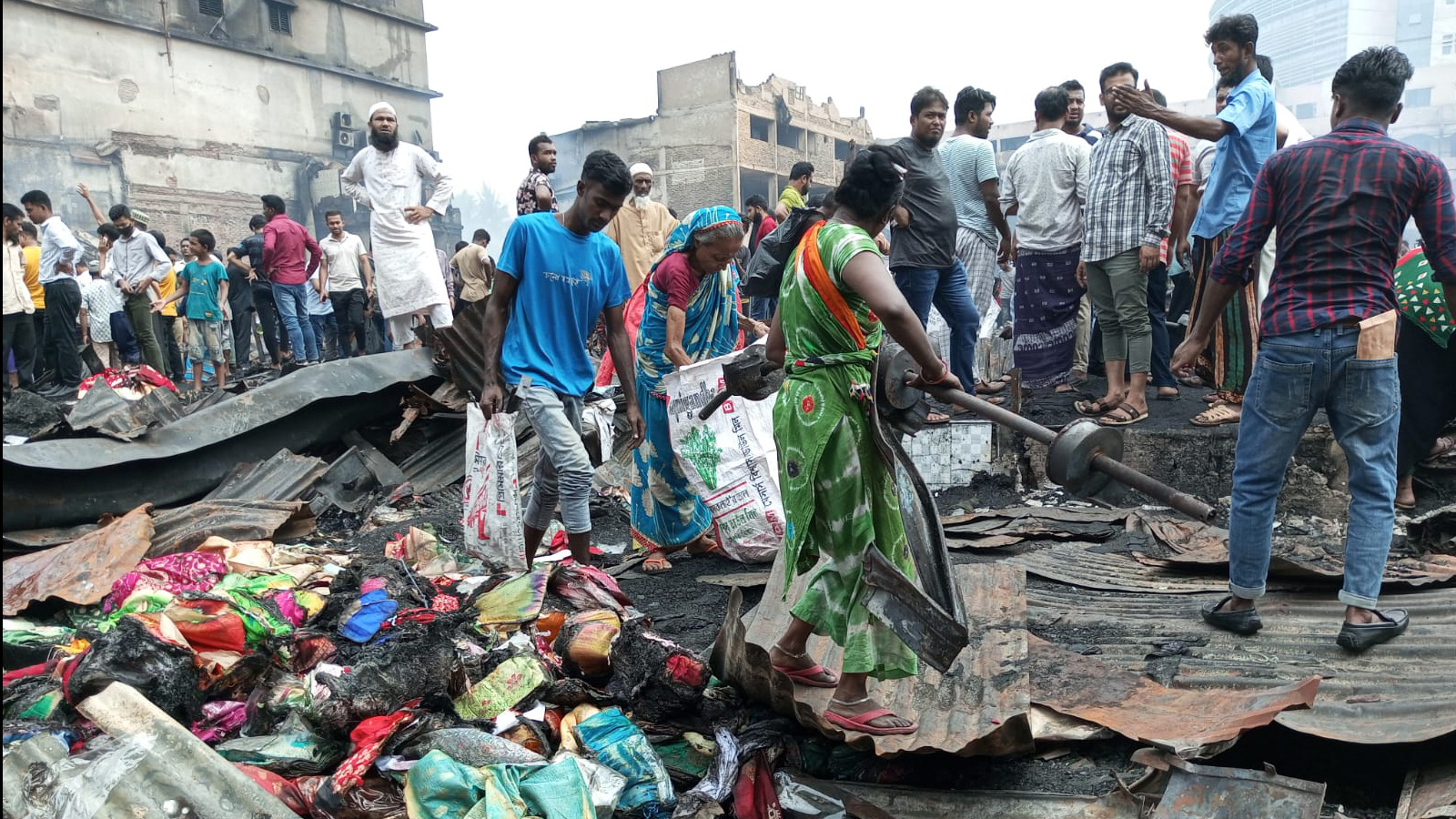 স্তূপ থেকে ভালো কাপড় ও লোহা খুঁজে নিয়ে যাচ্ছে অনেকে।