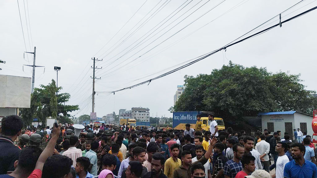 সিদ্ধিরগঞ্জের আদমজী ইপিজেডে চাকরিপ্রত্যাশীদের বিক্ষোভ, মেইন গেট বন্ধ