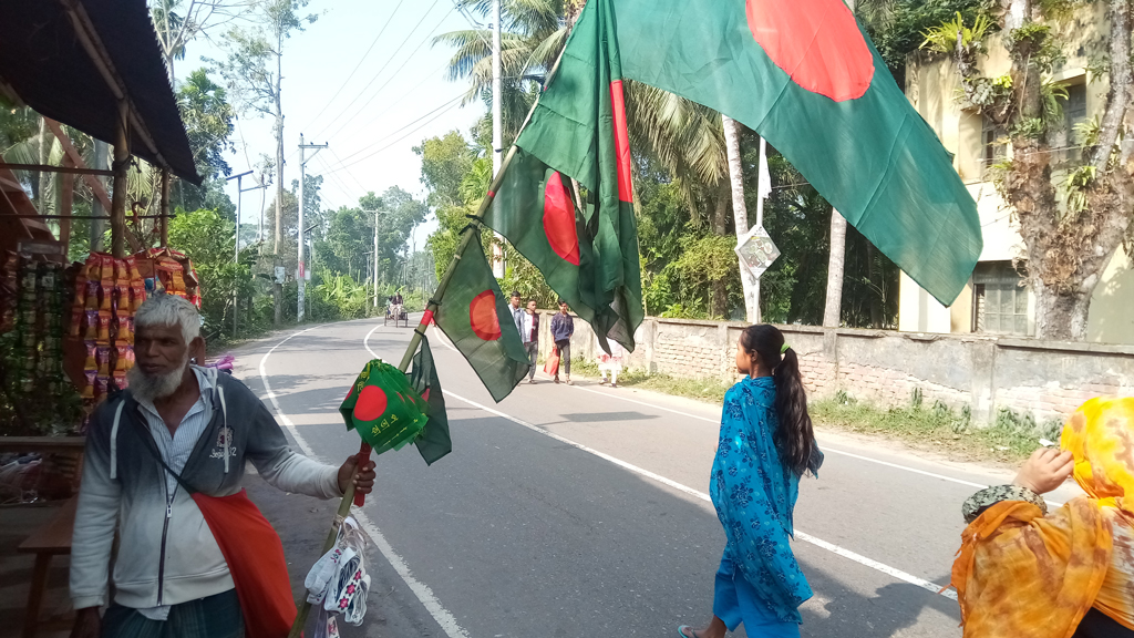 সবাই কিনছেন পতাকা