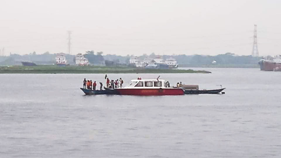 ধলেশ্বরীতে লঞ্চের ধাক্কায় সিমেন্টবাহী বাল্কহেড ডুবি