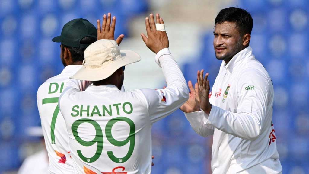 ম্যাথুসকে বোল্ড করলেন সাকিব, আবারও শান্তর ভুল রিভিউ