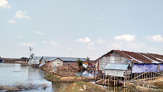 নদীর তীরে অবৈধ স্থাপনা