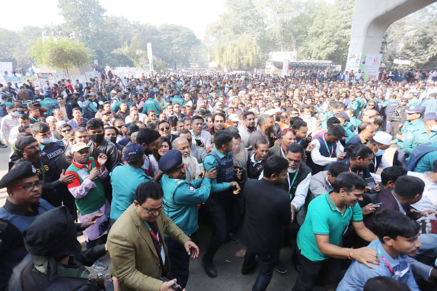 সম্মেলনকে কেন্দ্র করে সোহরাওয়ার্দী উদ্যানের সামনে ছিল নেতা-কর্মীদের উপচে পড়া ভিড়। ছবি: হাসান রাজা