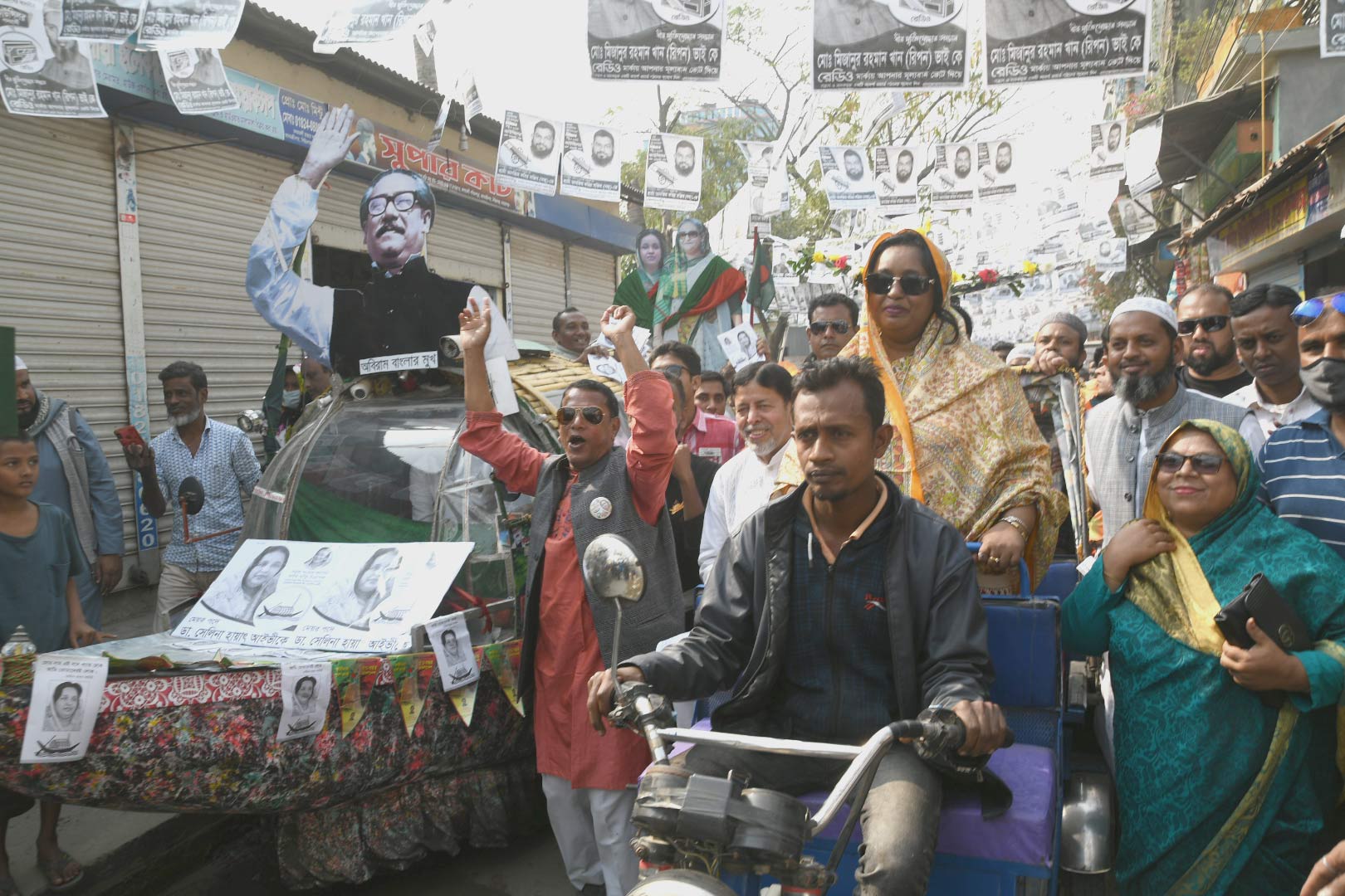 একটি ইঞ্জিনচালিত রিকশায় চড়ে নির্বাচনী প্রচারণায় সেলিনা হায়াৎ আইভী।
