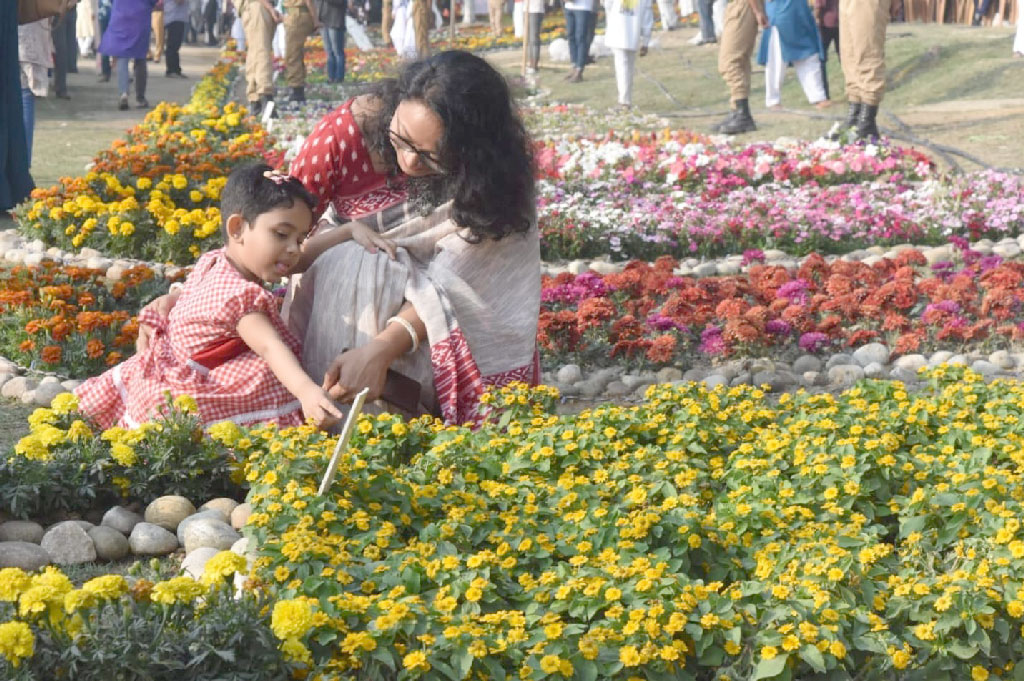 সাপ্তাহিক ছুটির দিন হওয়ায় প্রথম দিনেই বেশ সাড়া মিলেছে। 