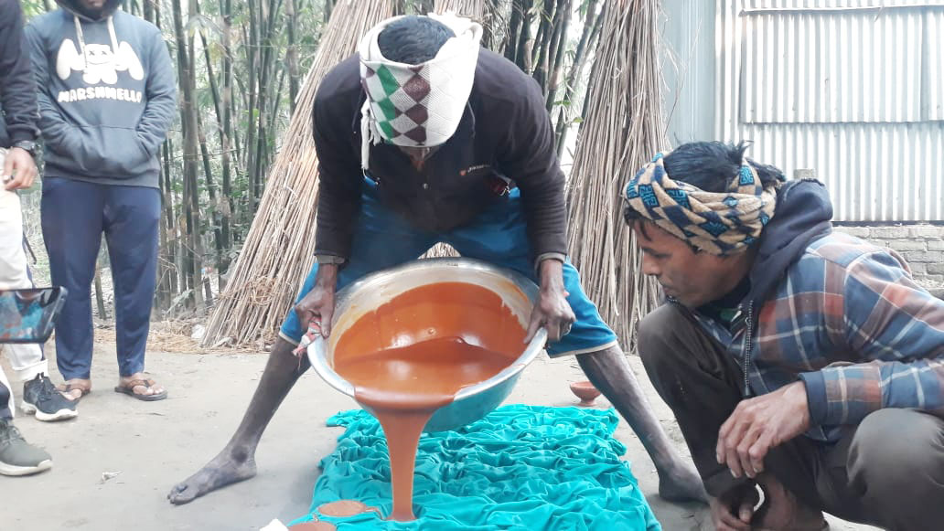 গাছ থেকে সংগ্রহ করা রস জাল দেওয়ার পর তা থেকে তৈরি হচ্ছে গুড়। হরগজ, সাটুরিয়া, মানিকগঞ্জ, ২৫ ডিসেম্বর ২০২২। ছবি: আল মামুন