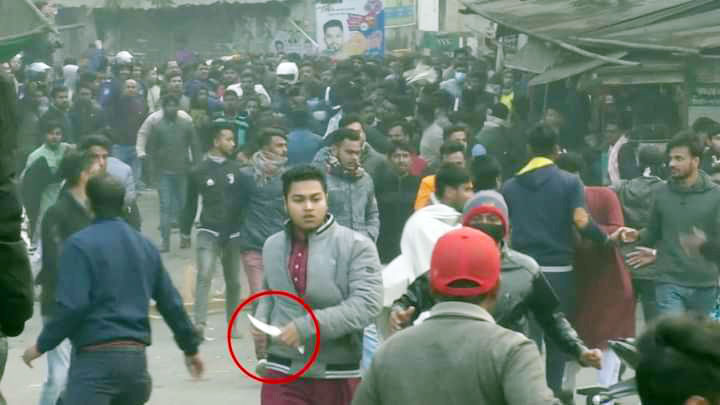 বগুড়ায় বিজয় দিবসের কর্মসূচিতে ছুরি হাতে ছাত্রলীগ কর্মী