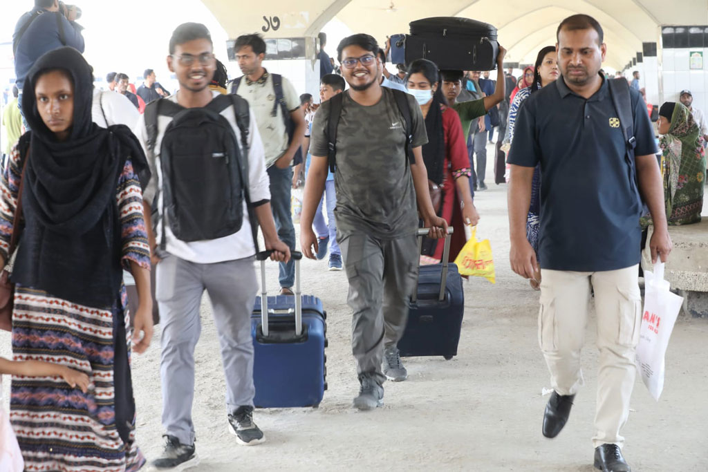 ঈদে টানা ছয় দিন ছুটি কাটিয়ে পরিবার নিয়ে ঢাকায় ফিরছেন কর্মজীবী মানুষেরা। কমলাপুর, ১৫ এপ্রিল ২০২৪, ঢাকা। ছবি: জাহিদুল ইসলাম