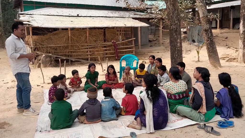 হাজং ভাষা টিকিয়ে রাখতে কলেজছাত্র অন্তরের চেষ্টা