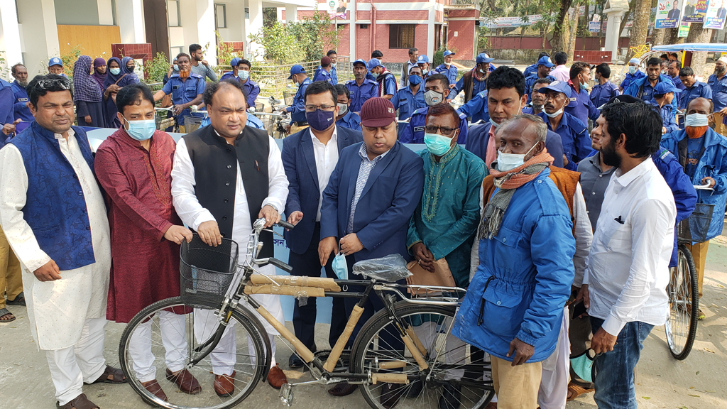 সাইকেল ও পোশাক পেলেন গ্রাম পুলিশেরা