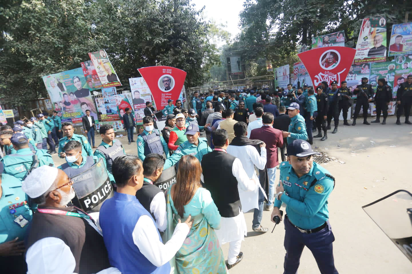 দল ধরে সম্মেলন কেন্দ্রে প্রবেশ করছেন নেতা-কর্মীরা। ছবি: হাসান রাজা