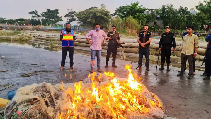 দোহারে ৫ লাখ মিটার কারেন্ট জাল ও মা ইলিশ মাছ জব্দ