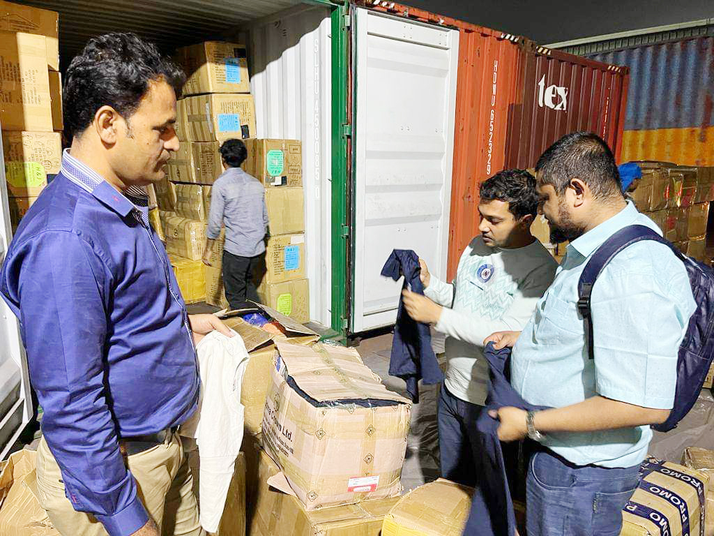 চট্টগ্রাম নগরীর পতেঙ্গায় একটি বেসরকারি কন্টেইনার ডিপো (ওসিএল) থেকে রপ্তানি পণ্যের কন্টেইনার (কাপড়ের চালান) আটক করে করে শুল্ক গোয়েন্দা অধিদপ্তর। পতেঙ্গা, চট্টগ্রাম। ০৯ ফেব্রুয়ারি, ২০২৩। ছবি: হেলাল শিকদার