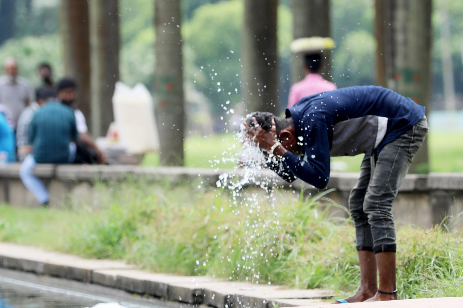 দিনে ভ্যাপসা গরমে বিপর্যস্ত জনজীবন