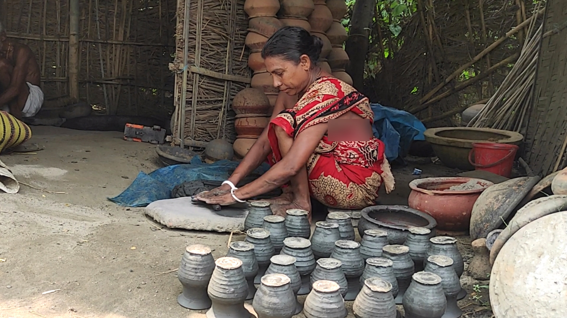 মৃৎশিল্পীদের দিন কাটছে কষ্টে