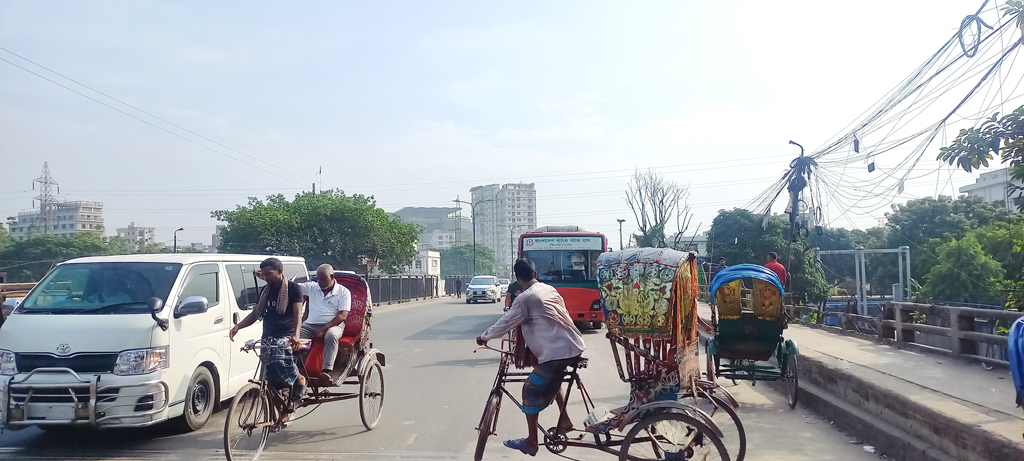 রাজধানীতে গণপরিবহন কম, ব্যক্তিগত গাড়ি বেশি