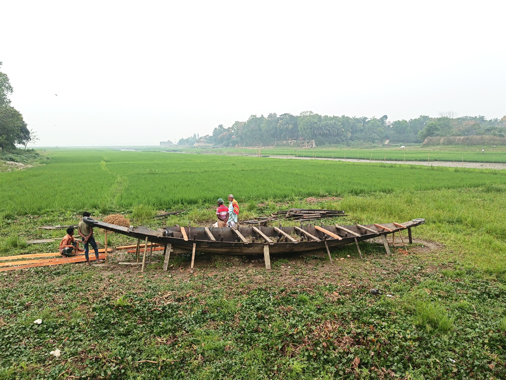 বর্ষাকালে হাওরাঞ্চলের বাসিন্দারা নৌকা ছাড়া একরকম অচল। তবে নৌকা মেরামতের কাজটি হয় ফাল্গুন-চৈত্র মাসে। তাই নৌকা তৈরি ও মেরামতে ব্যস্ত সময় কাটাচ্ছেন কারিগরেরা। সরাইল উপজেলার রাণীদিয়া এলাকায় চেত্রা নদীর পাড়, ব্রাহ্মণবাড়িয়া, ৪ মার্চ ২০২৪। ছবি: এম মনসুর আলী