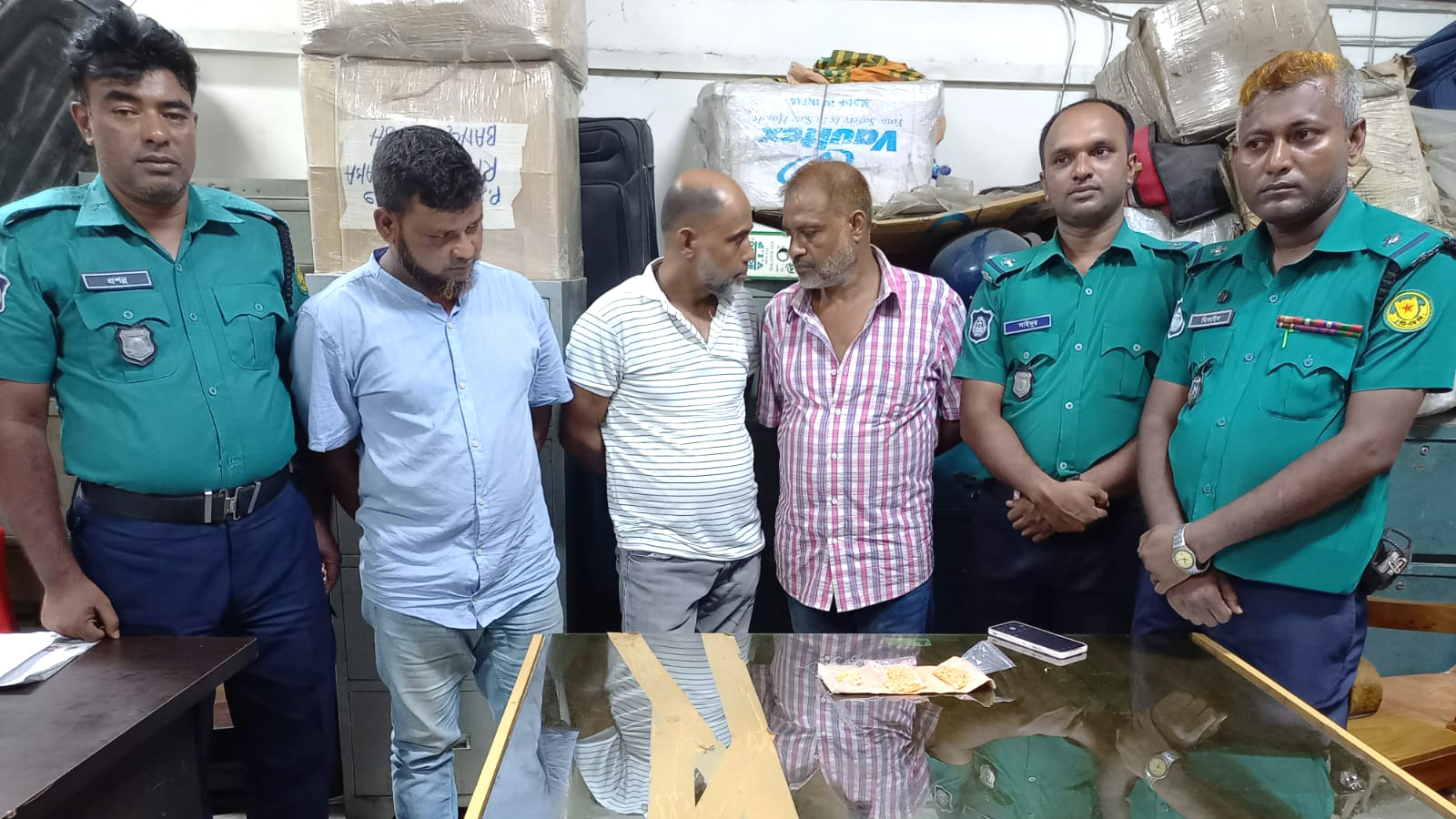‘মুক্তিযোদ্ধা কমান্ড’ অফিস থেকে ইয়াবাসহ ৩ মাদক ব্যবসায়ী গ্রেপ্তার