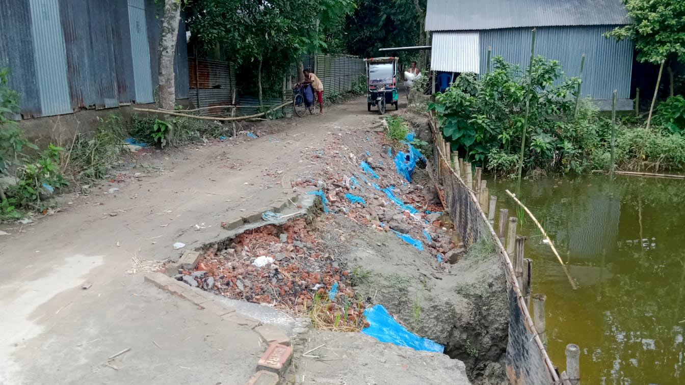 আজকের পত্রিকায় সংবাদ প্রকাশের পর দায়সারা সড়ক সংস্কার