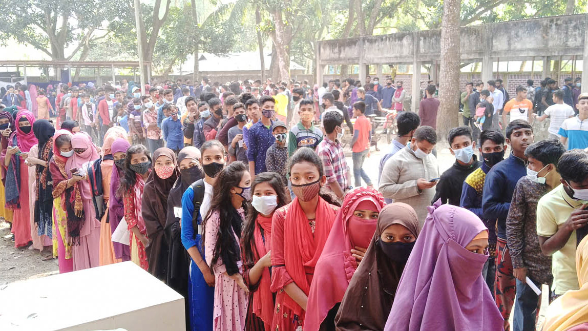 টিকাকেন্দ্রে ছাত্রীকে উত্ত্যক্ত  হাতাহাতিতে আহত ৫