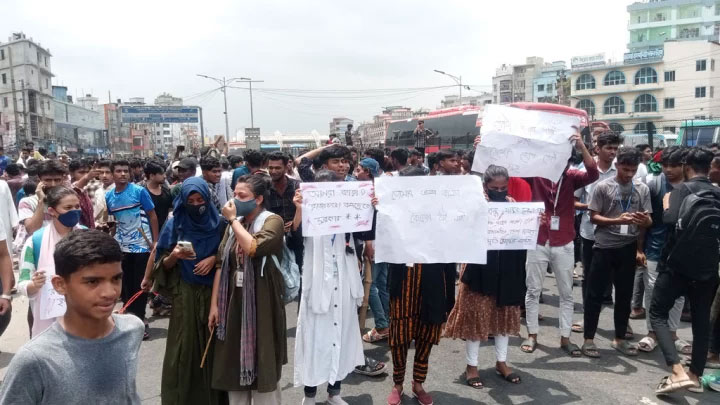 যাত্রাবাড়ীতে মুহুর্মুহু টিয়ারশেলে শিক্ষার্থীরা ছত্রভঙ্গ, বাসাবাড়িতে শিশুদের শ্বাসকষ্ট