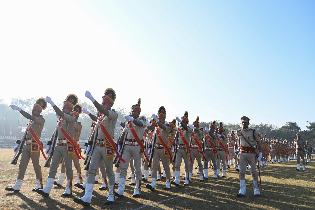 সকাল সাড়ে ১০টায় দিল্লির বিজয় চক থেকে শুরু হয় প্রজাতন্ত্র দিবসের কুচকাওয়াজ। লাল কেল্লা হয়ে তা শেষ হয় কর্তব্যপথে। ছবি: এএফপি