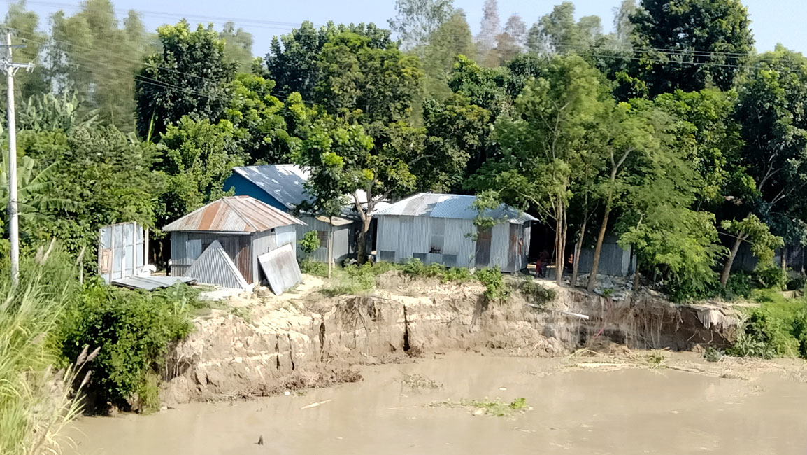 অসময়ে বাড়ছে নদীর পানি, ফের আতঙ্কে ঘিওরবাসী