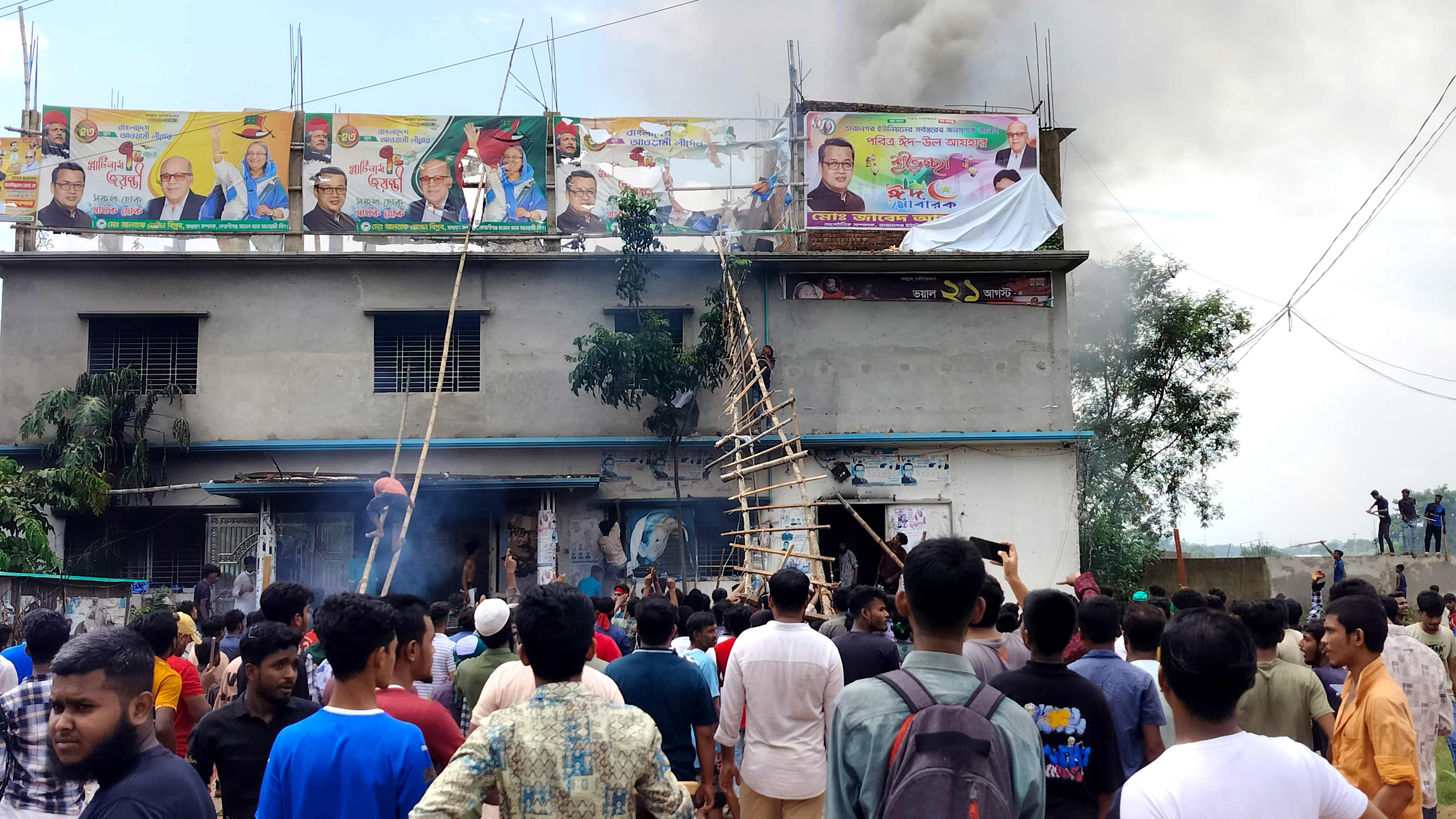 কেরানীগঞ্জে পিছু হটল নেতা–কর্মীরা, আওয়ামী লীগ কার্যালয়ে আগুন, আহত ২০