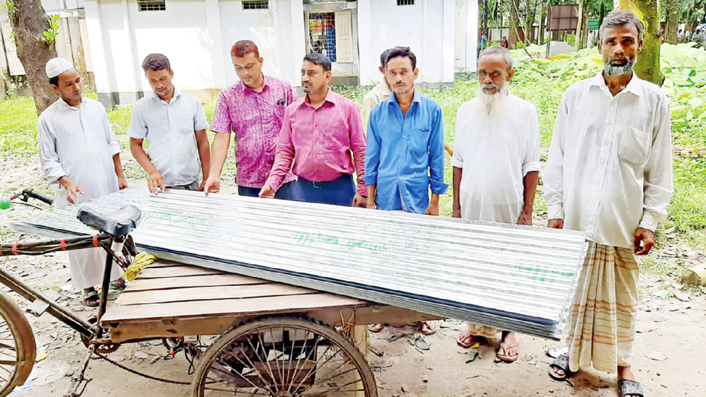 আগুনে ঘর হারানো ৫ পরিবারকে সহায়তা