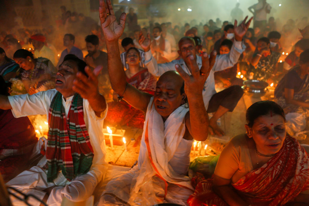 প্রার্থনায় নারী-পুরুষ একসঙ্গে অংশ নেয়। ছবি: হাসান রাজা