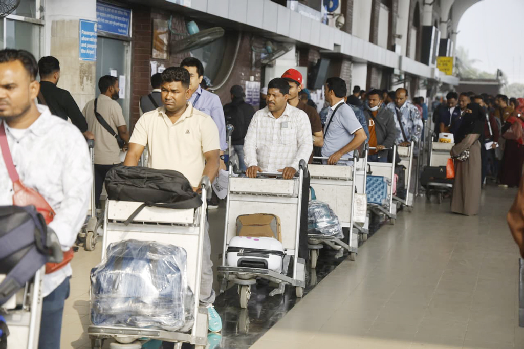 মধ্যপ্রাচ্যের আকাশসীমা অস্থিরতায় তিন দিনে ঢাকায় ১০২ ফ্লাইট বাতিল