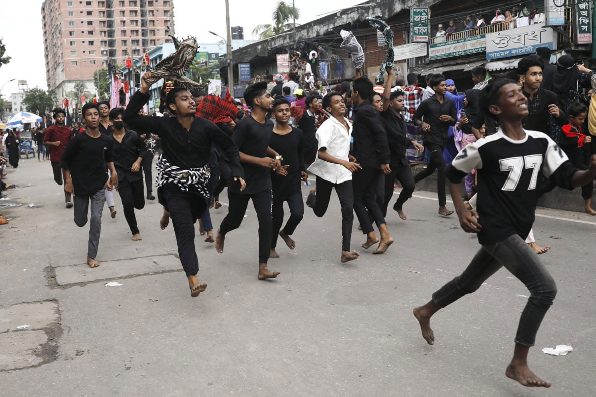মিছিলটি হোসেনি দালান ইমামবাড়া উত্তর গেট থেকে বের হয়ে হোসেনি দালান রোড, বকশিবাজার লেন, আলিয়া মাদ্রাসা রোড, বকশিবাজার (কলপাড়) মোড়, উমেশ দত্ত রোড, উর্দু রোড মোড়, হরনাথ ঘোষ রোড, লালবাড় চৌরাস্তা মোড়, গোর-এ-শহীদ মাজার মোড়, এতিমখানা মোড়, আজিমপুর চৌরাস্তা মোড়, ইডেন কলেজ, নীলক্ষেত মোড়, মিরপুর রোড, ঢাকা কলেজ, সায়েন্সল্যাব মোড়, ধানমন্ডি আবাসিক এলাকার ২ নম্বর রোড, বিজিবি ৪ নম্বর গেট, সাত মসজিদ রোড (ঝিগাতলা বাসস্ট্যান্ড) হয়ে বেলা আড়াইটার দিকে ধানমন্ডি লেকে (অস্থায়ী কারবালা) গিয়ে শেষ হবে।