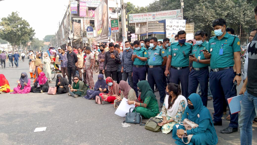 বিশেষ পরীক্ষা ও দ্রুত ফল প্রকাশের দাবিতে সাত কলেজের নীলক্ষেত অবরোধ