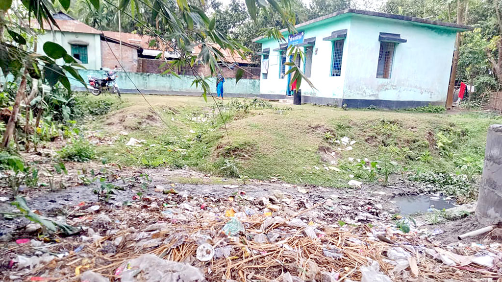 স্বাস্থ্যকেন্দ্রের চারপাশে অস্বাস্থ্যকর পরিবেশ