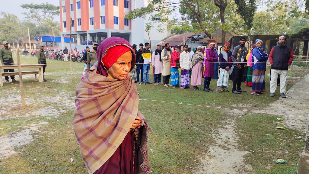 নাতির সঙ্গে ভোটকেন্দ্রে অশীতিপর দাদি