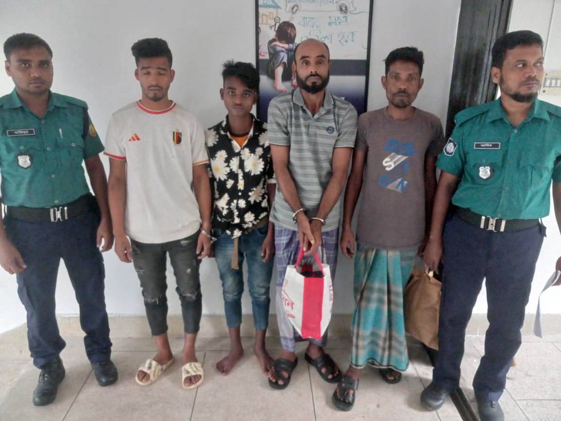 সিলেটে অটোরিকশা ও বিদ্যালয়ের চোরাই মালামালসহ গ্রেপ্তার ৪ 