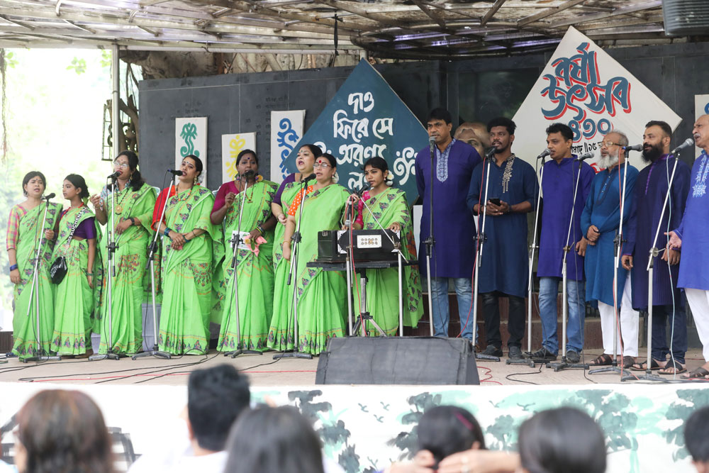 আজ পয়লা আষাঢ়। বাংলা একাডেমি নজরুল মঞ্চে আষাঢ় উৎসব পালন করেছে উদীচী শিল্পীগোষ্ঠী। ছবি: জাহিদুল ইসলাম