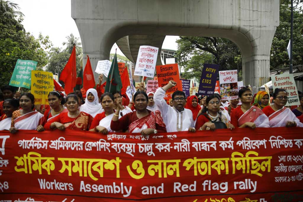 মহান মে দিবসে কর্মক্ষেত্রে নিরাপত্তা নিশ্চিত করাসহ নানা দাবি নিয়ে জাতীয় প্রেস ক্লাবের সামনে শ্রমিক সংগঠনদের নেতাকর্মীদের বিক্ষোভ। ১ মে ২০২৪, জাতীয় প্রেস ক্লাব, ঢাকা। ছবি: হাসান রাজা