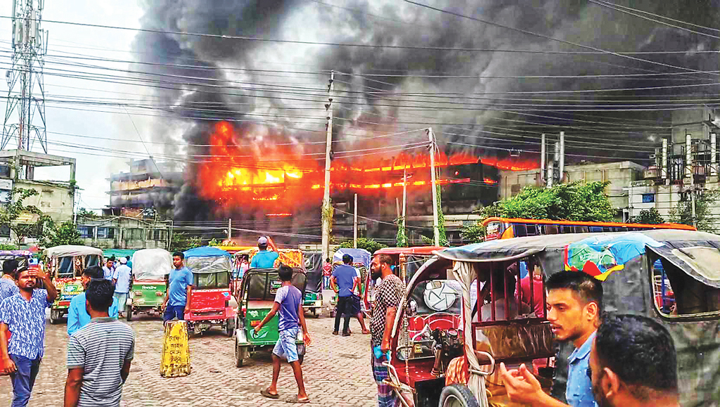 লুটের পর আগুনে ধ্বংসস্তূপ গাজীর টায়ার কারখানা