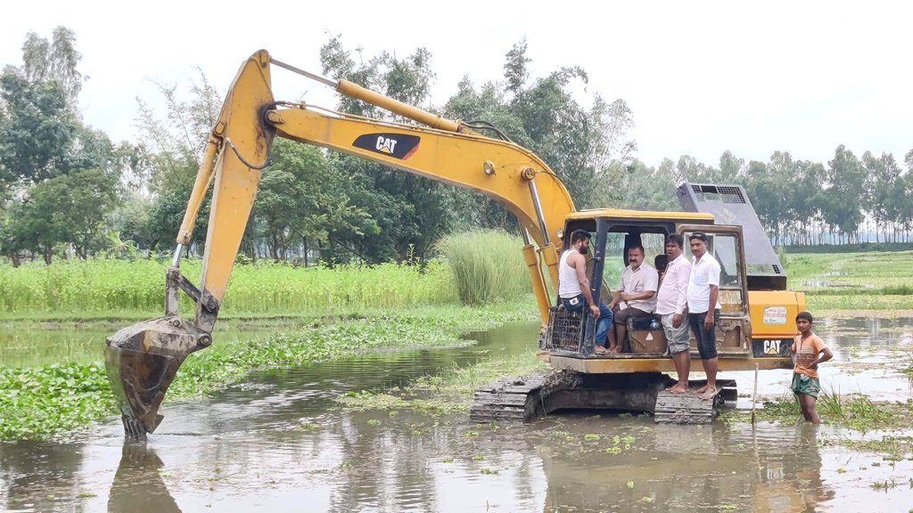 খানসামায় জলাবদ্ধতা নিরসনে ক্যানেল সংস্কারের কাজ শুরু