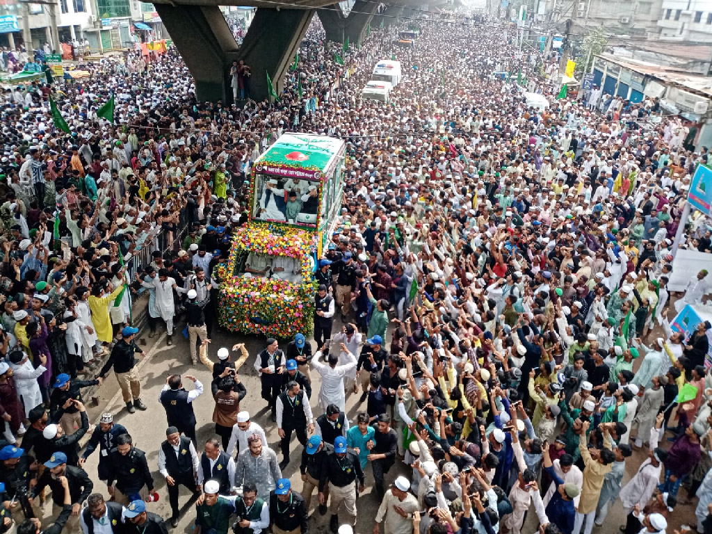 চট্টগ্রামে পবিত্র ঈদে মিলাদুন্নবী উপলক্ষে জশনে জুলুস। নগরীর মুরাদপুর মোড় এলাকা। ছবি: হেলাল সিকদার