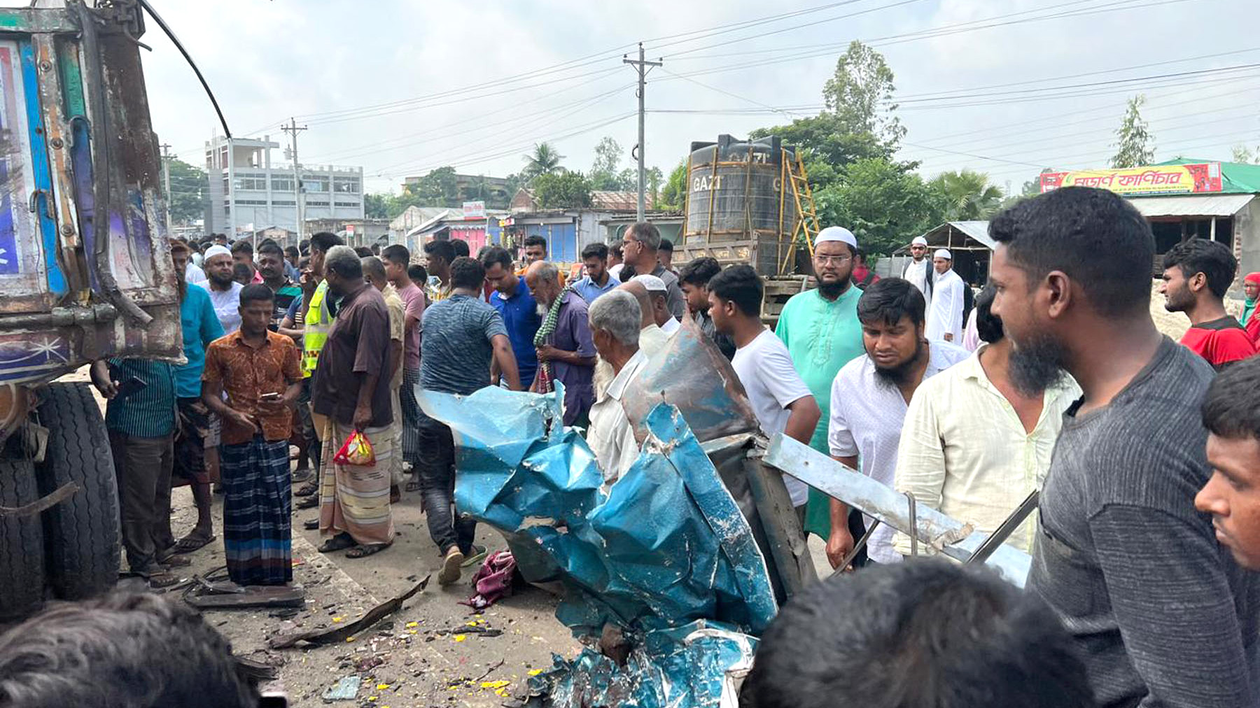 দাঁড়িয়ে থাকা ট্রাককে ধাক্কা বাসের, নিহত ২